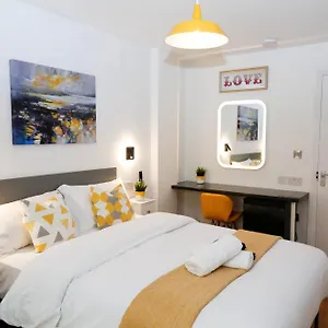  Alloggio in famiglia New Luxury In The Heart Of Next To Shops, Cafes, Bars & Metro With Shared Bathrooms