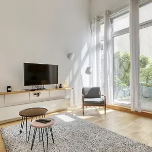 https://cute-and-bright-studio-in-a-courtyard-montmartre5.fr-paris.fr